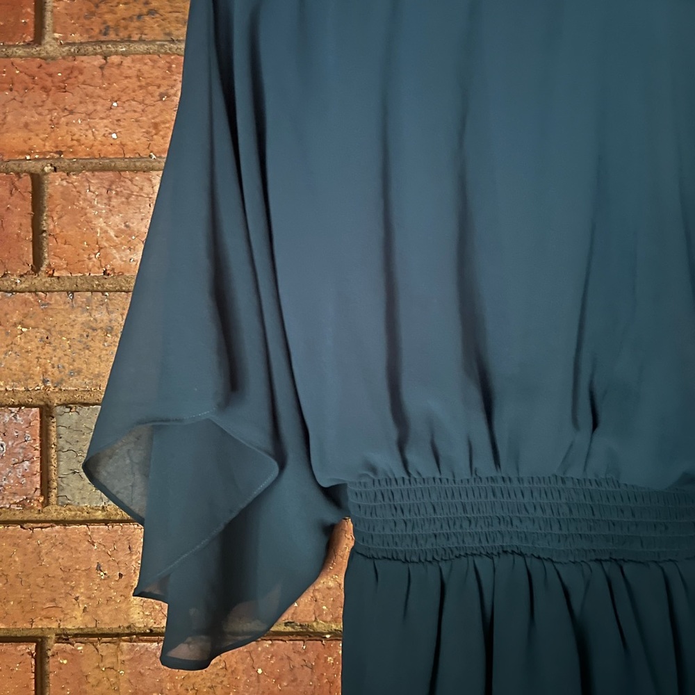City chic emerald green top. Size L (20) flowing sleeves. Elastic at the back - Picture 6 of 11